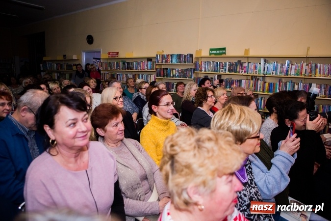 Zdjęcie w galerii na portalu naszraciborz.pl: Anna Seniuk na spotkaniu z czytelnikami w raciborskiej bibliotece wiadomości z regionu