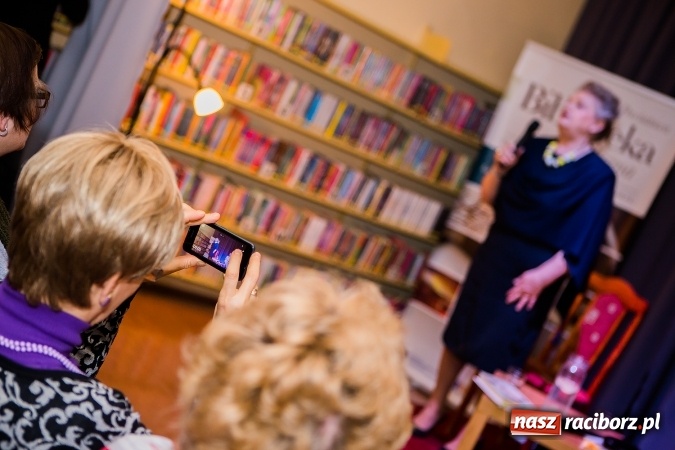 Zdjęcie w galerii na portalu naszraciborz.pl: Anna Seniuk na spotkaniu z czytelnikami w raciborskiej bibliotece wiadomości z regionu