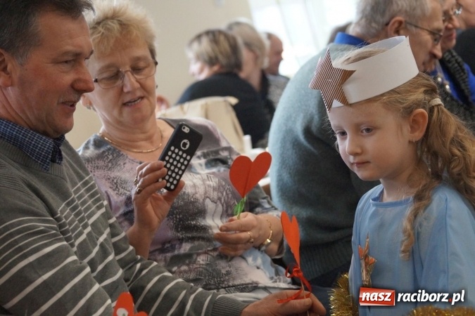 Zdjęcie w galerii na portalu naszraciborz.pl: Sto lat! dla babć i dziadków w Zawadzie Książęcej  wiadomości z regionu