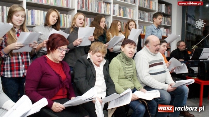 Zdjęcie w galerii na portalu naszraciborz.pl: Kolędowanie w Klubie Przyjaciół Biblioteki na Ostrogu  wiadomości z regionu