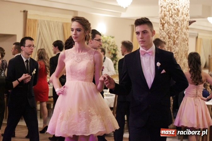 Zdjęcie w galerii na portalu naszraciborz.pl: Bal maturalny Ekonomika w Rogożanach wiadomości z regionu