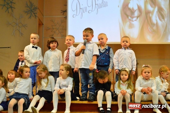 Zdjęcie w galerii na portalu naszraciborz.pl: Dzień Babci i Dziadka w bieńkowickim przedszkolu  wiadomości z regionu