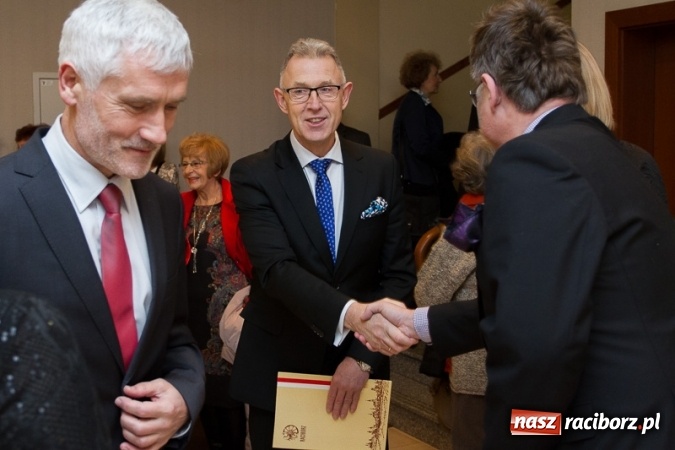 Zdjęcie w galerii na portalu naszraciborz.pl: Obsłużą was tak, jak na to zasłużyliście, czyli jak to starosta Winiarski skradł urodzinowe show prezydentowi Lenkowi wiadomości z regionu