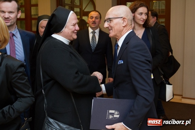 Zdjęcie w galerii na portalu naszraciborz.pl: Obsłużą was tak, jak na to zasłużyliście, czyli jak to starosta Winiarski skradł urodzinowe show prezydentowi Lenkowi wiadomości z regionu