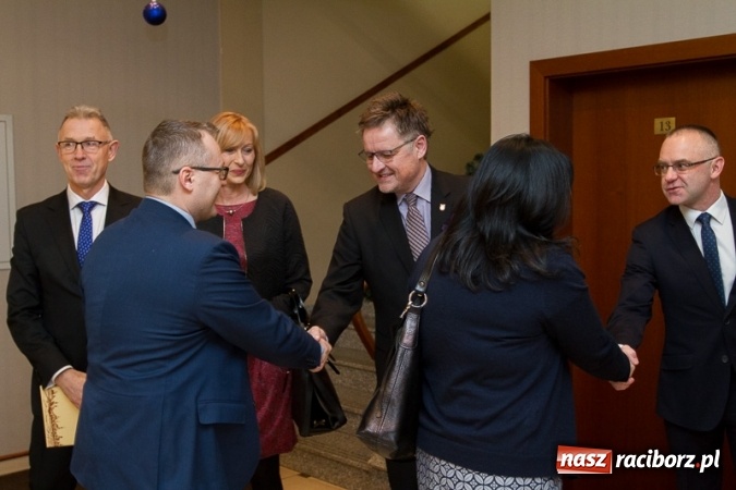 Zdjęcie w galerii na portalu naszraciborz.pl: Obsłużą was tak, jak na to zasłużyliście, czyli jak to starosta Winiarski skradł urodzinowe show prezydentowi Lenkowi wiadomości z regionu