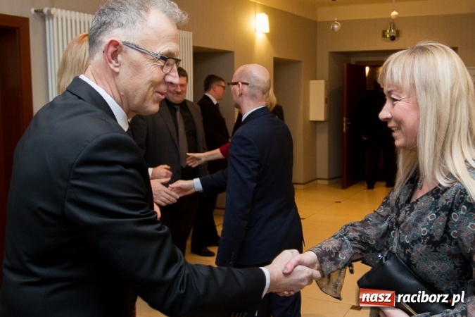 Zdjęcie w galerii na portalu naszraciborz.pl: Obsłużą was tak, jak na to zasłużyliście, czyli jak to starosta Winiarski skradł urodzinowe show prezydentowi Lenkowi wiadomości z regionu