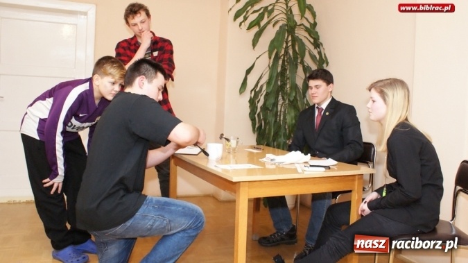 Zdjęcie w galerii na portalu naszraciborz.pl: Eksperymentalna Noc dla gimnazjalist&oacute;w w bibliotece za nami! wiadomości z regionu