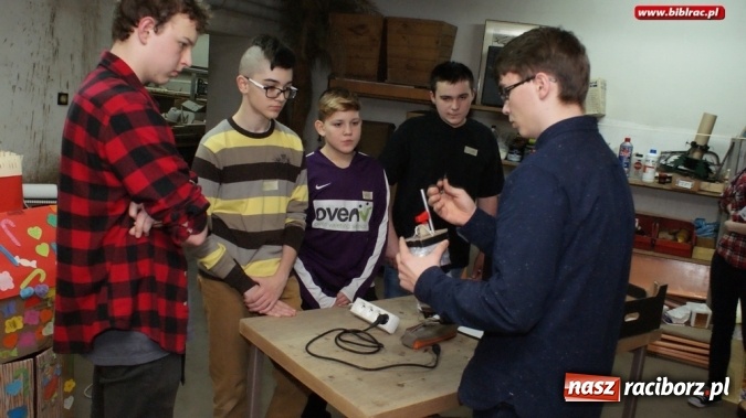 Zdjęcie w galerii na portalu naszraciborz.pl: Eksperymentalna Noc dla gimnazjalist&oacute;w w bibliotece za nami! wiadomości z regionu