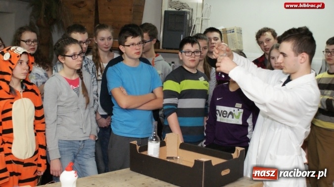 Zdjęcie w galerii na portalu naszraciborz.pl: Eksperymentalna Noc dla gimnazjalist&oacute;w w bibliotece za nami! wiadomości z regionu