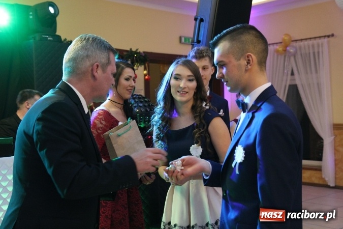 Zdjęcie w galerii na portalu naszraciborz.pl: Trzecia studniówka CKZiU nr 1. Maturzyści bawią się w Pogrzebieniu FOTO i WIDEO wiadomości z regionu