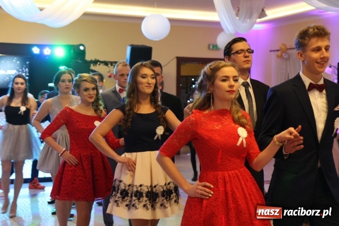 Zdjęcie w galerii na portalu naszraciborz.pl: Trzecia studniówka CKZiU nr 1. Maturzyści bawią się w Pogrzebieniu FOTO i WIDEO wiadomości z regionu