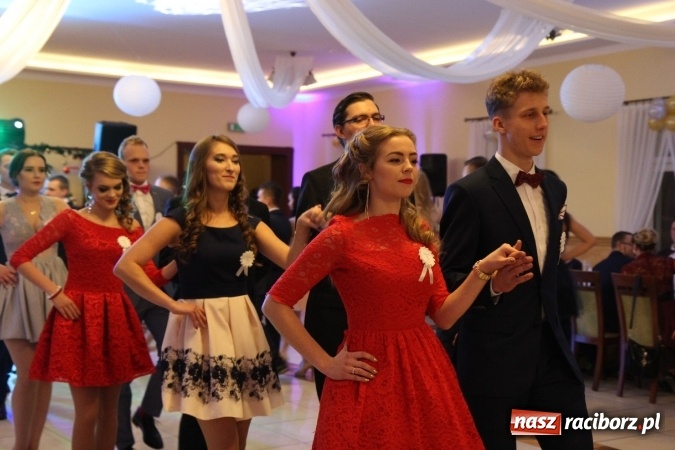 Zdjęcie w galerii na portalu naszraciborz.pl: Trzecia studniówka CKZiU nr 1. Maturzyści bawią się w Pogrzebieniu FOTO i WIDEO wiadomości z regionu