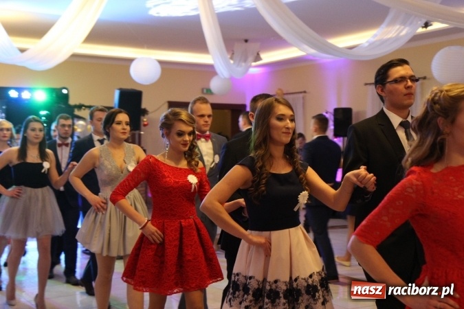 Zdjęcie w galerii na portalu naszraciborz.pl: Trzecia studniówka CKZiU nr 1. Maturzyści bawią się w Pogrzebieniu FOTO i WIDEO wiadomości z regionu