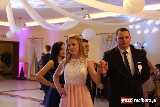 Zdjęcie w galerii na portalu naszraciborz.pl: Trzecia studniówka CKZiU nr 1. Maturzyści bawią się w Pogrzebieniu FOTO i WIDEO wiadomości z regionu