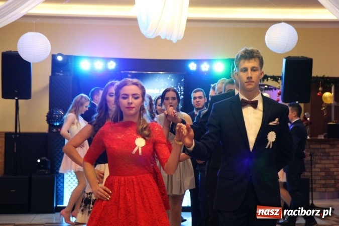 Zdjęcie w galerii na portalu naszraciborz.pl: Trzecia studniówka CKZiU nr 1. Maturzyści bawią się w Pogrzebieniu FOTO i WIDEO wiadomości z regionu