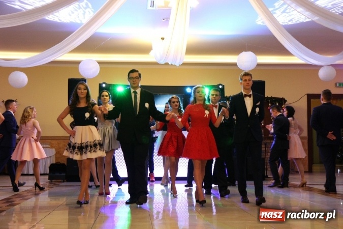 Zdjęcie w galerii na portalu naszraciborz.pl: Trzecia studniówka CKZiU nr 1. Maturzyści bawią się w Pogrzebieniu FOTO i WIDEO wiadomości z regionu