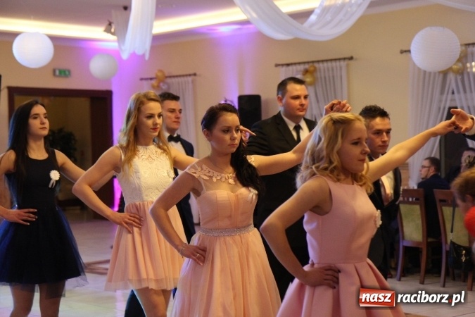 Zdjęcie w galerii na portalu naszraciborz.pl: Trzecia studniówka CKZiU nr 1. Maturzyści bawią się w Pogrzebieniu FOTO i WIDEO wiadomości z regionu