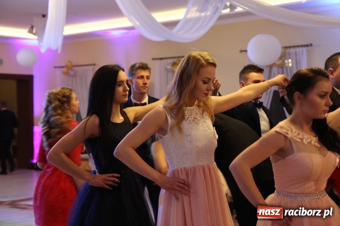 Zdjęcie w galerii na portalu naszraciborz.pl: Trzecia studniówka CKZiU nr 1. Maturzyści bawią się w Pogrzebieniu FOTO i WIDEO wiadomości z regionu