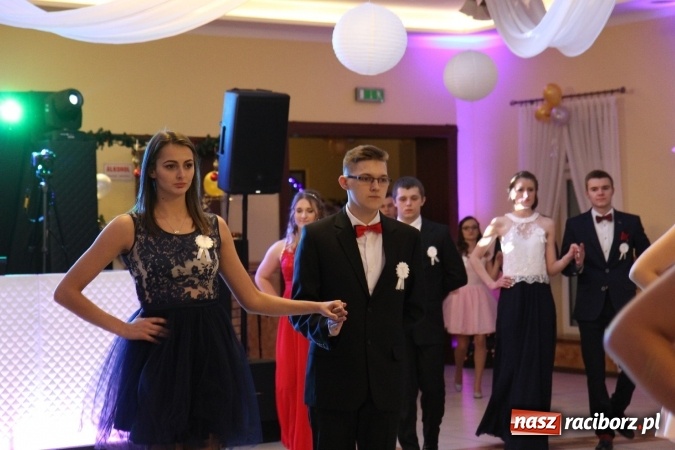 Zdjęcie w galerii na portalu naszraciborz.pl: Trzecia studniówka CKZiU nr 1. Maturzyści bawią się w Pogrzebieniu FOTO i WIDEO wiadomości z regionu