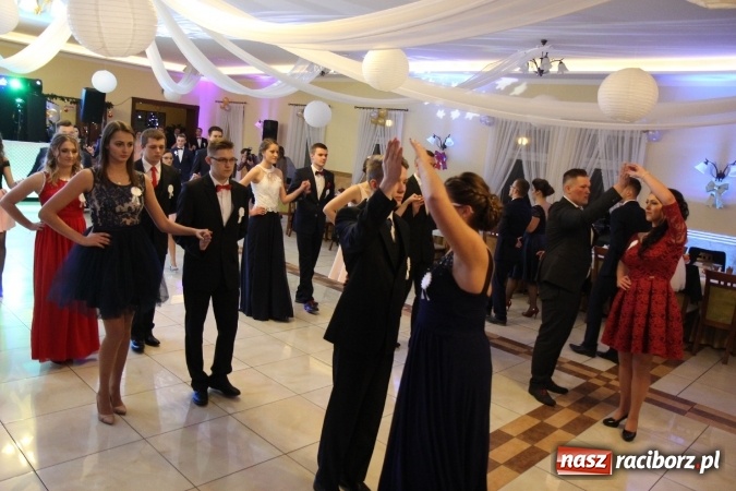 Zdjęcie w galerii na portalu naszraciborz.pl: Trzecia studniówka CKZiU nr 1. Maturzyści bawią się w Pogrzebieniu FOTO i WIDEO wiadomości z regionu