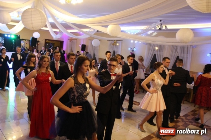 Zdjęcie w galerii na portalu naszraciborz.pl: Trzecia studniówka CKZiU nr 1. Maturzyści bawią się w Pogrzebieniu FOTO i WIDEO wiadomości z regionu