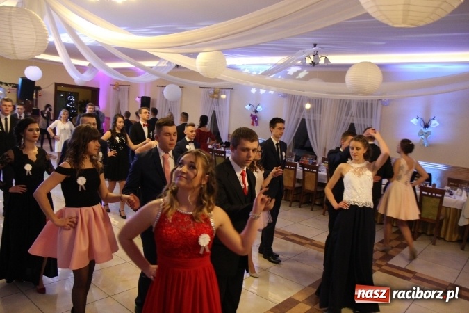 Zdjęcie w galerii na portalu naszraciborz.pl: Trzecia studniówka CKZiU nr 1. Maturzyści bawią się w Pogrzebieniu FOTO i WIDEO wiadomości z regionu