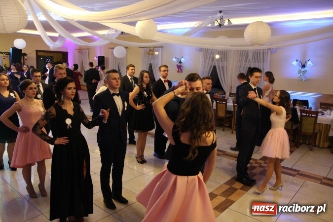 Zdjęcie w galerii na portalu naszraciborz.pl: Trzecia studniówka CKZiU nr 1. Maturzyści bawią się w Pogrzebieniu FOTO i WIDEO wiadomości z regionu