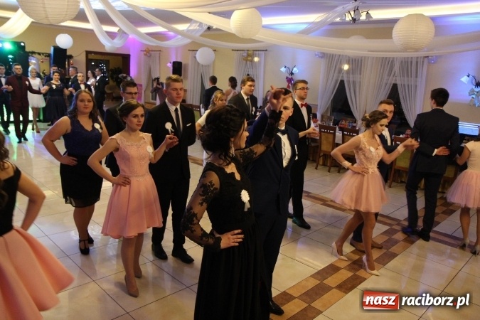 Zdjęcie w galerii na portalu naszraciborz.pl: Trzecia studniówka CKZiU nr 1. Maturzyści bawią się w Pogrzebieniu FOTO i WIDEO wiadomości z regionu