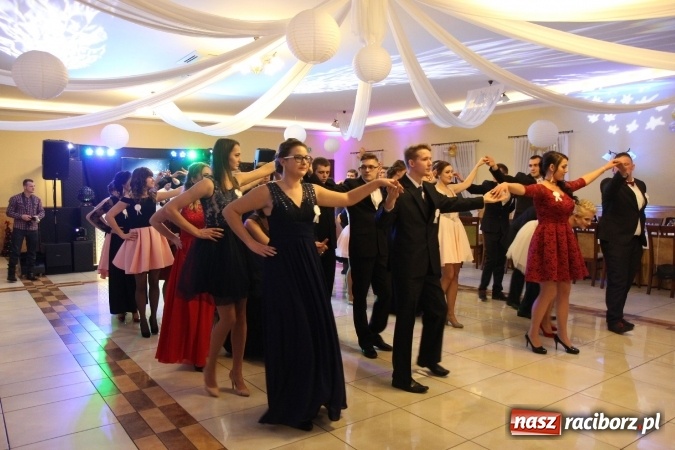 Zdjęcie w galerii na portalu naszraciborz.pl: Trzecia studniówka CKZiU nr 1. Maturzyści bawią się w Pogrzebieniu FOTO i WIDEO wiadomości z regionu