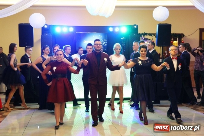 Zdjęcie w galerii na portalu naszraciborz.pl: Trzecia studniówka CKZiU nr 1. Maturzyści bawią się w Pogrzebieniu FOTO i WIDEO wiadomości z regionu