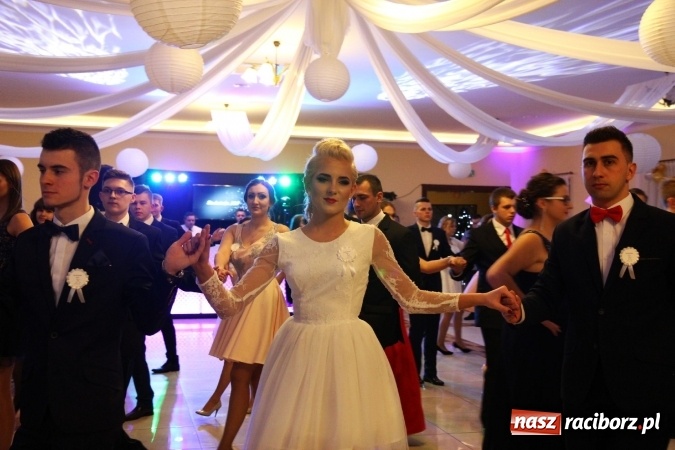 Zdjęcie w galerii na portalu naszraciborz.pl: Trzecia studniówka CKZiU nr 1. Maturzyści bawią się w Pogrzebieniu FOTO i WIDEO wiadomości z regionu