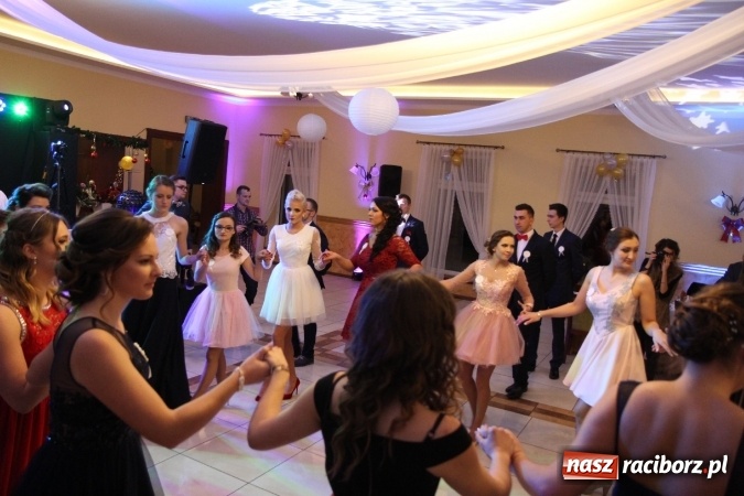 Zdjęcie w galerii na portalu naszraciborz.pl: Trzecia studniówka CKZiU nr 1. Maturzyści bawią się w Pogrzebieniu FOTO i WIDEO wiadomości z regionu