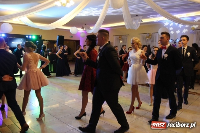 Zdjęcie w galerii na portalu naszraciborz.pl: Trzecia studniówka CKZiU nr 1. Maturzyści bawią się w Pogrzebieniu FOTO i WIDEO wiadomości z regionu