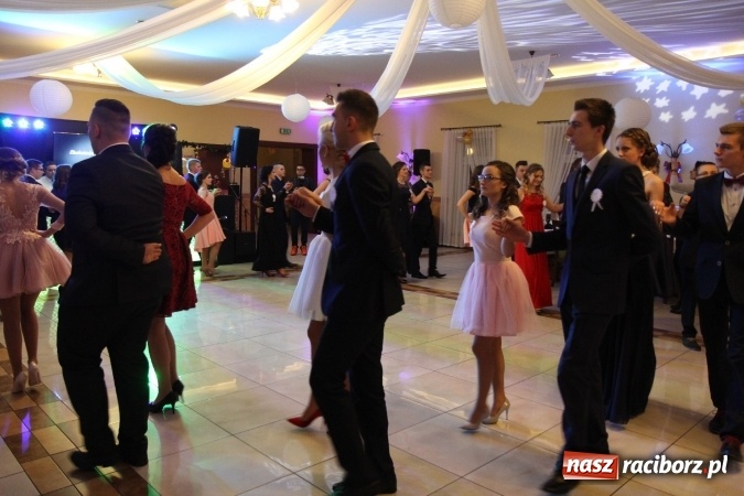 Zdjęcie w galerii na portalu naszraciborz.pl: Trzecia studniówka CKZiU nr 1. Maturzyści bawią się w Pogrzebieniu FOTO i WIDEO wiadomości z regionu