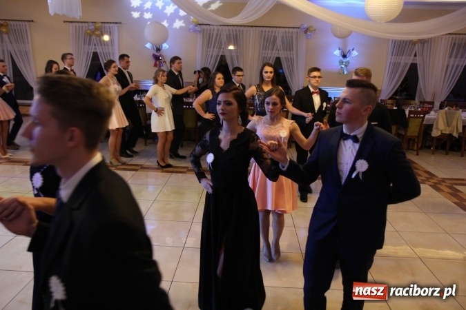 Zdjęcie w galerii na portalu naszraciborz.pl: Trzecia studniówka CKZiU nr 1. Maturzyści bawią się w Pogrzebieniu FOTO i WIDEO wiadomości z regionu