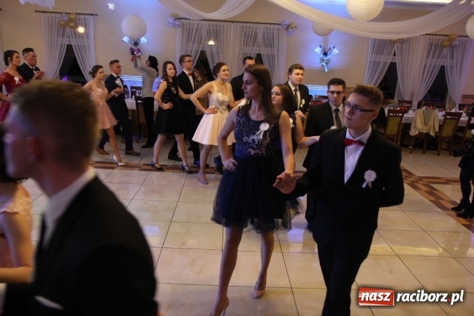 Zdjęcie w galerii na portalu naszraciborz.pl: Trzecia studniówka CKZiU nr 1. Maturzyści bawią się w Pogrzebieniu FOTO i WIDEO wiadomości z regionu