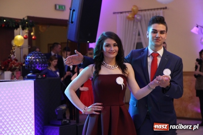 Zdjęcie w galerii na portalu naszraciborz.pl: Trzecia studniówka CKZiU nr 1. Maturzyści bawią się w Pogrzebieniu FOTO i WIDEO wiadomości z regionu