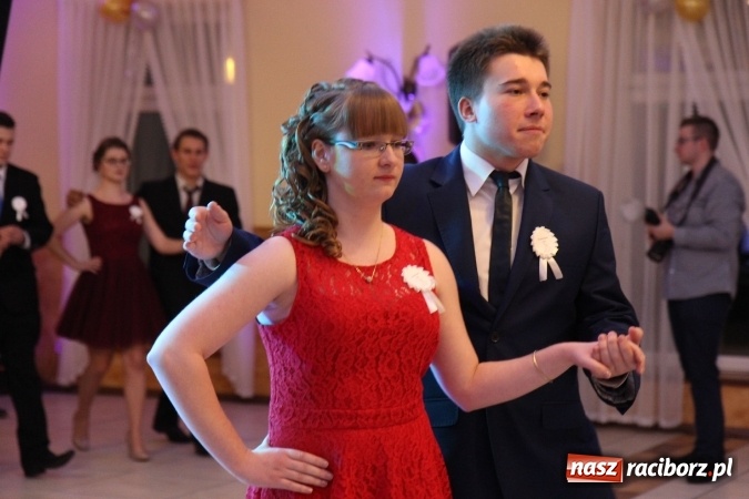 Zdjęcie w galerii na portalu naszraciborz.pl: Trzecia studniówka CKZiU nr 1. Maturzyści bawią się w Pogrzebieniu FOTO i WIDEO wiadomości z regionu