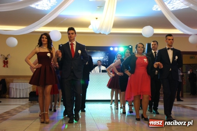 Zdjęcie w galerii na portalu naszraciborz.pl: Trzecia studniówka CKZiU nr 1. Maturzyści bawią się w Pogrzebieniu FOTO i WIDEO wiadomości z regionu