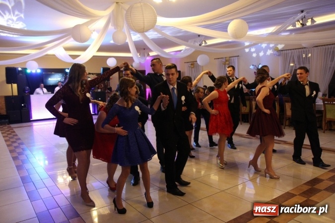 Zdjęcie w galerii na portalu naszraciborz.pl: Trzecia studniówka CKZiU nr 1. Maturzyści bawią się w Pogrzebieniu FOTO i WIDEO wiadomości z regionu