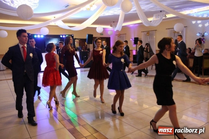 Zdjęcie w galerii na portalu naszraciborz.pl: Trzecia studniówka CKZiU nr 1. Maturzyści bawią się w Pogrzebieniu FOTO i WIDEO wiadomości z regionu