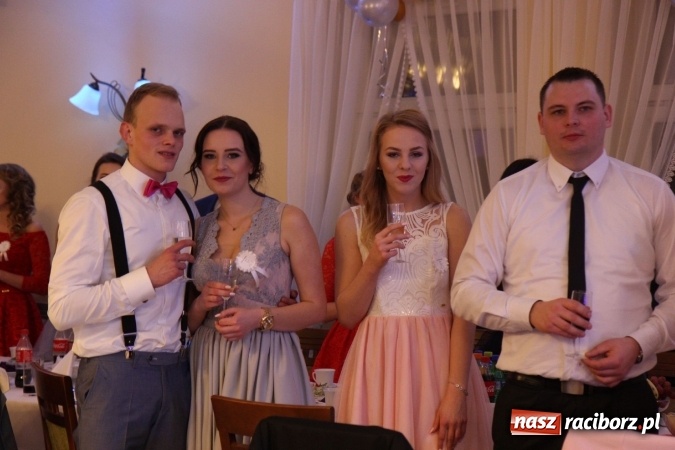 Zdjęcie w galerii na portalu naszraciborz.pl: Trzecia studniówka CKZiU nr 1. Maturzyści bawią się w Pogrzebieniu FOTO i WIDEO wiadomości z regionu