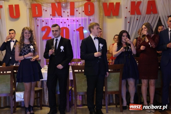 Zdjęcie w galerii na portalu naszraciborz.pl: Trzecia studniówka CKZiU nr 1. Maturzyści bawią się w Pogrzebieniu FOTO i WIDEO wiadomości z regionu