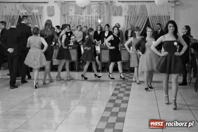 Zdjęcie w galerii na portalu naszraciborz.pl: Trzecia studniówka CKZiU nr 1. Maturzyści bawią się w Pogrzebieniu FOTO i WIDEO wiadomości z regionu