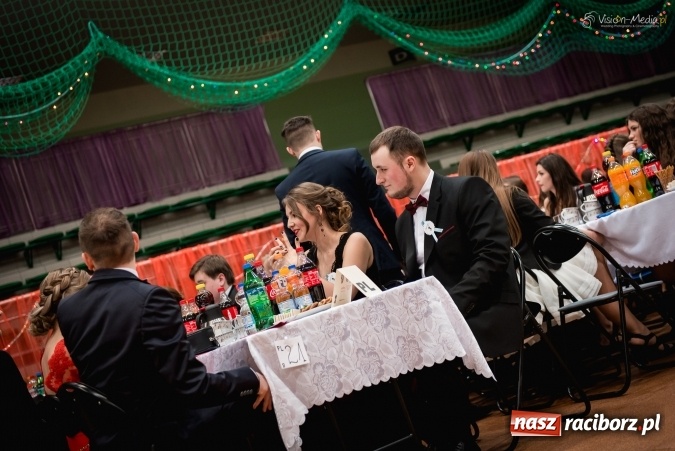 Zdjęcie w galerii na portalu naszraciborz.pl: Bal maturalny Kasprowicza tradycyjnie w Arenie Rafako FOTO i WIDEO wiadomości z regionu