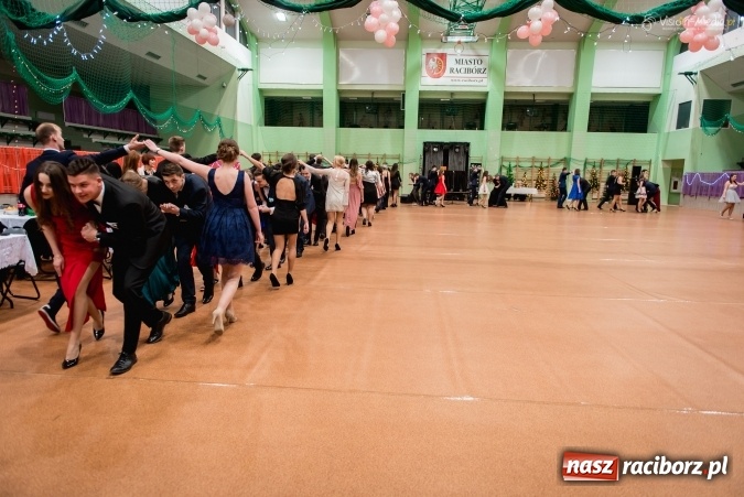 Zdjęcie w galerii na portalu naszraciborz.pl: Bal maturalny Kasprowicza tradycyjnie w Arenie Rafako FOTO i WIDEO wiadomości z regionu