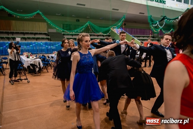 Zdjęcie w galerii na portalu naszraciborz.pl: Bal maturalny Kasprowicza tradycyjnie w Arenie Rafako FOTO i WIDEO wiadomości z regionu