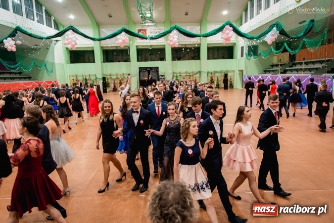 Zdjęcie w galerii na portalu naszraciborz.pl: Bal maturalny Kasprowicza tradycyjnie w Arenie Rafako FOTO i WIDEO wiadomości z regionu