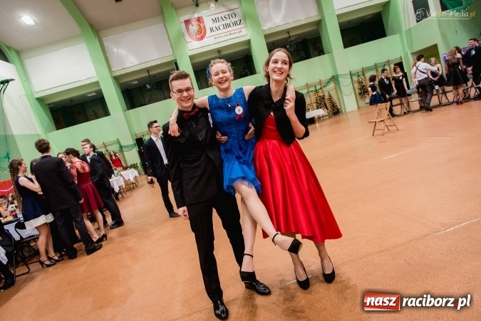 Zdjęcie w galerii na portalu naszraciborz.pl: Bal maturalny Kasprowicza tradycyjnie w Arenie Rafako FOTO i WIDEO wiadomości z regionu