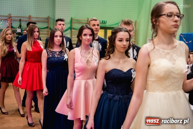 Zdjęcie w galerii na portalu naszraciborz.pl: Bal maturalny Kasprowicza tradycyjnie w Arenie Rafako FOTO i WIDEO wiadomości z regionu